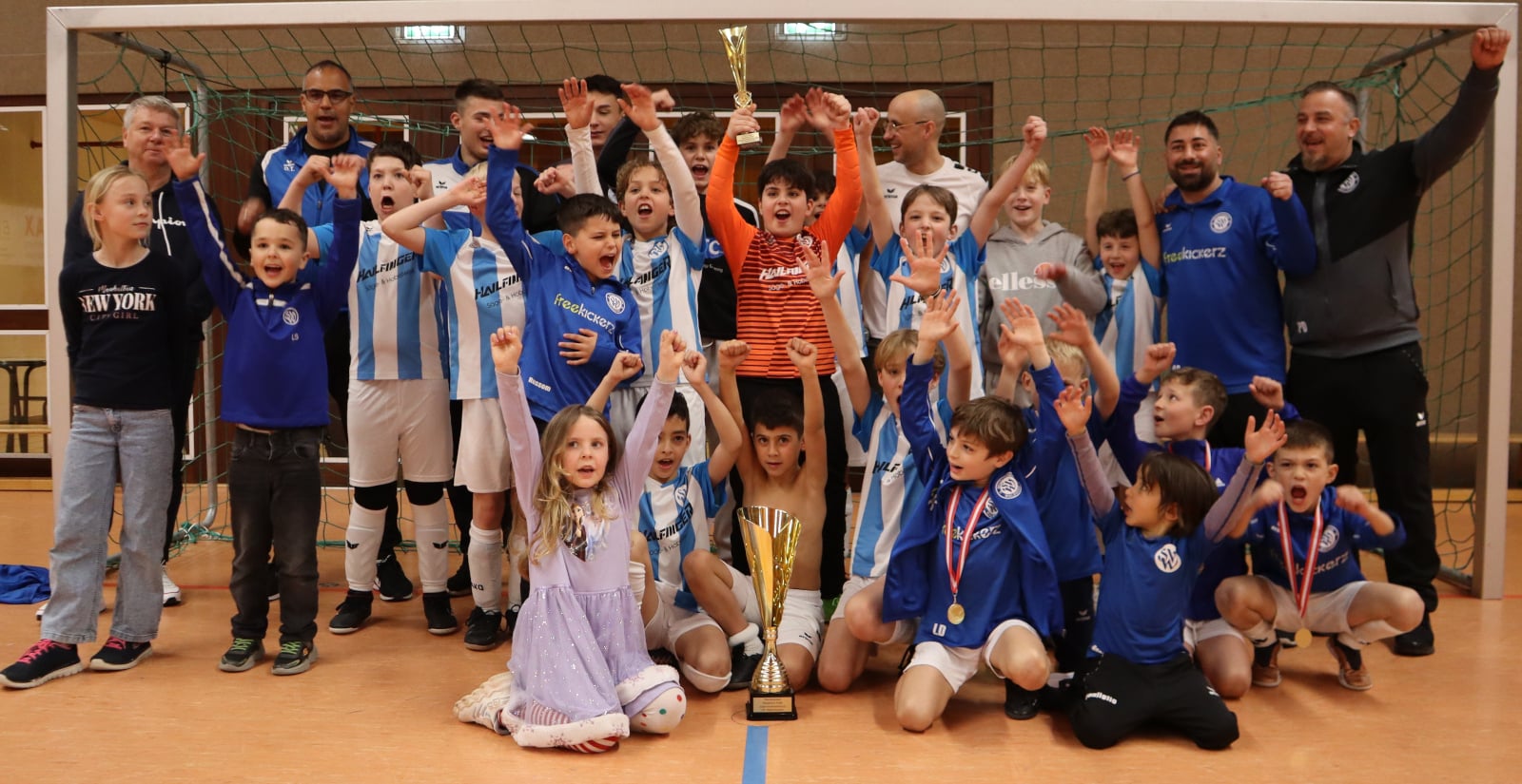 Unsere Kicker mit Pokal