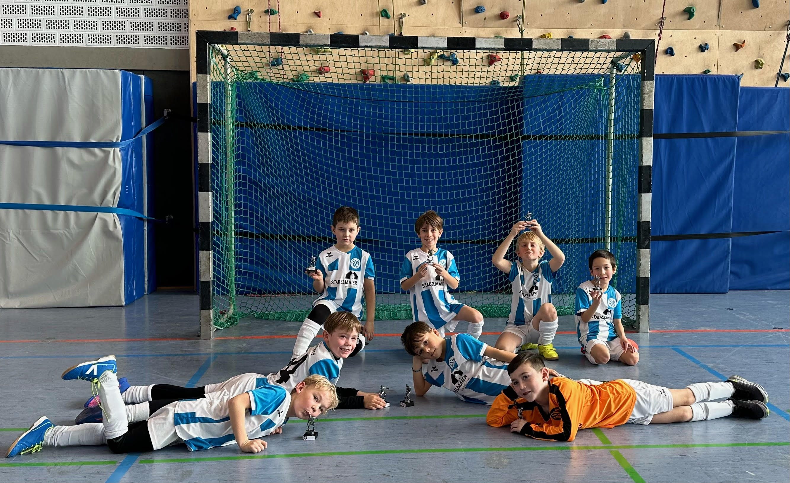 Das Team feiert sich und ihre Pokale