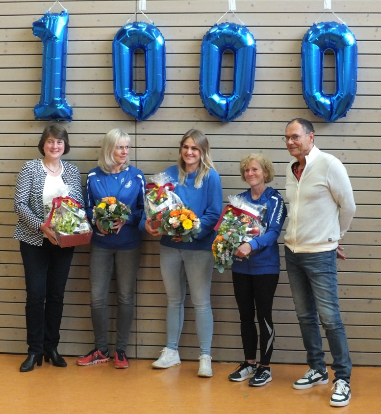 BM Höflinger; Übungsleiterinnen Sandra Kalestra, Lisa Stauch, Ingrid Hartlieb sowie 1. Vorsitzender Markus Hartlieb